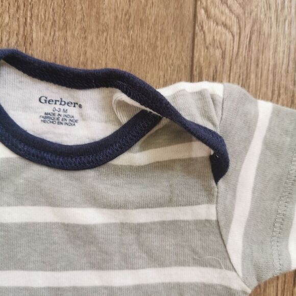 3/$15 Gerber Neutral 0-3 m onesie - Picture 2 of 2